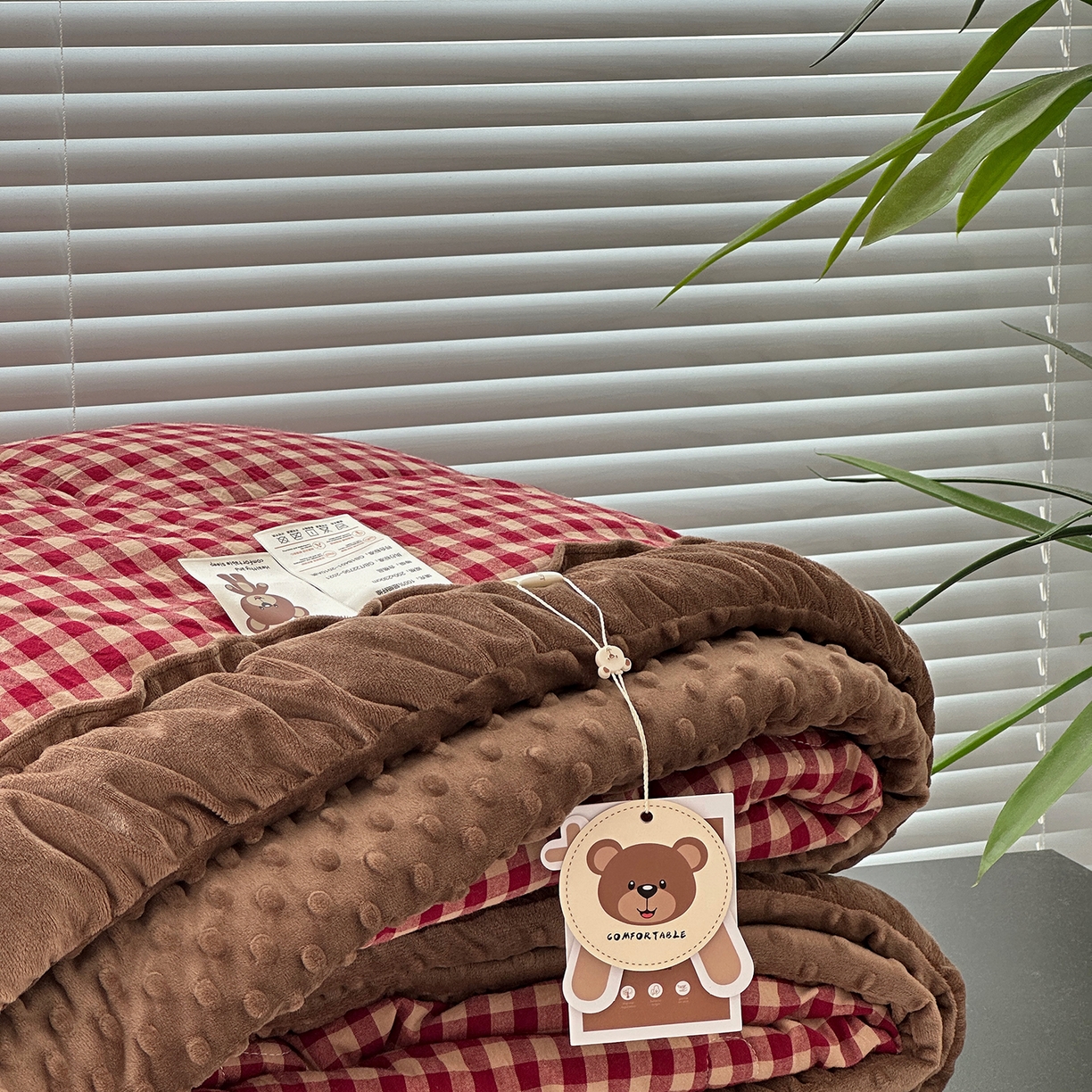 91家纺网 家纺一手货源 找家纺 佰织鑫家居 2025新款全棉纯棉色织水洗棉加绒床盖豆豆被四件套 小红格