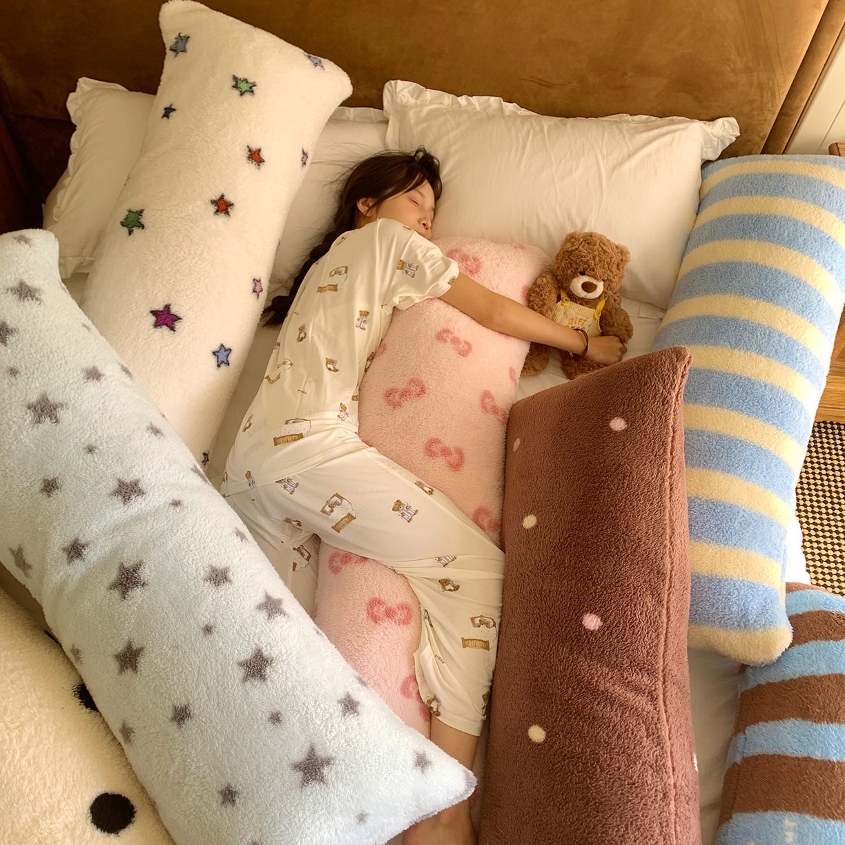 91家纺网 家纺一手货源 找家纺 桃喜 2025新款舒适亲肤摇粒绒长抱枕 组合图