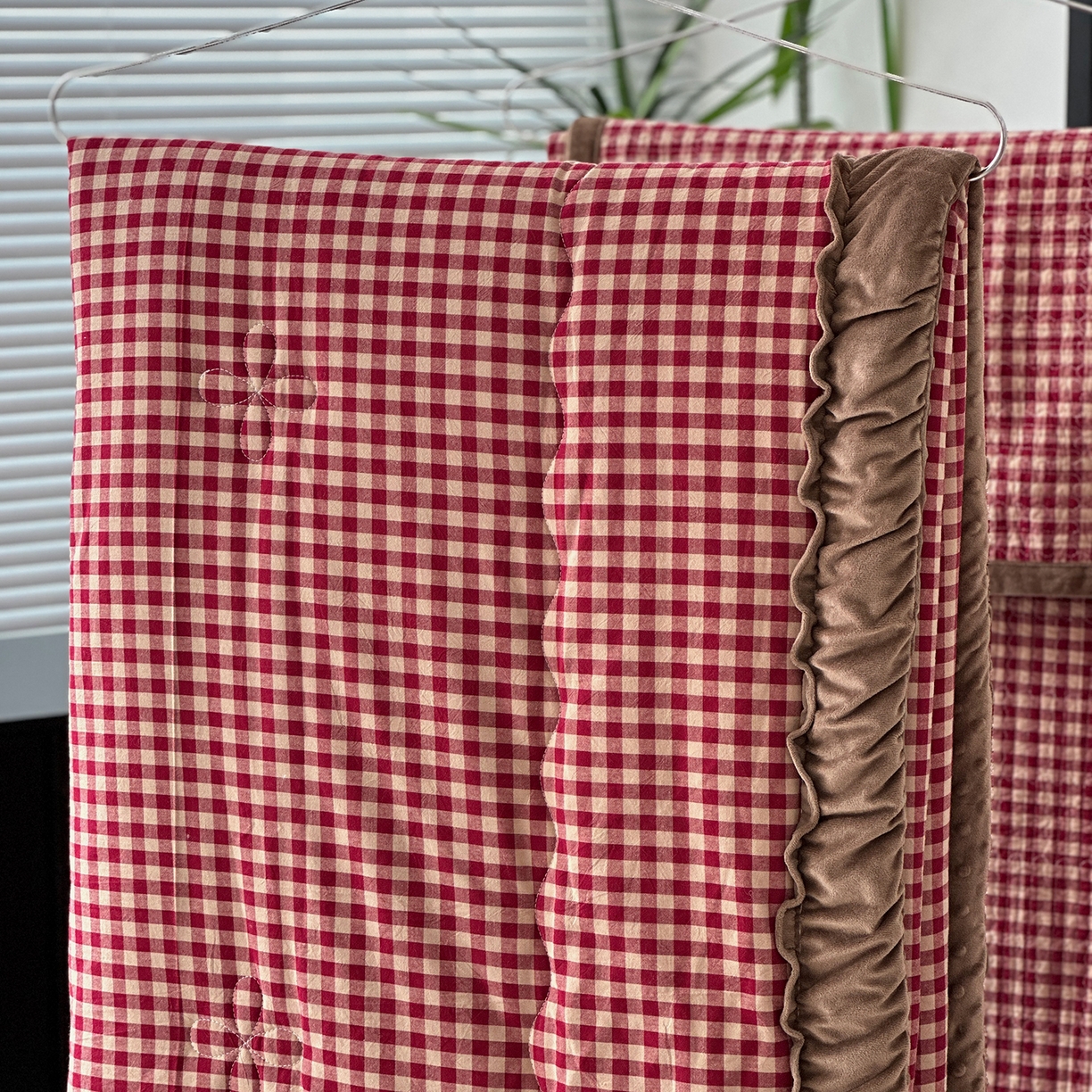 91家纺网 家纺一手货源 找家纺 佰织鑫家居 2025新款全棉纯棉色织水洗棉加绒床盖豆豆被四件套 小红格