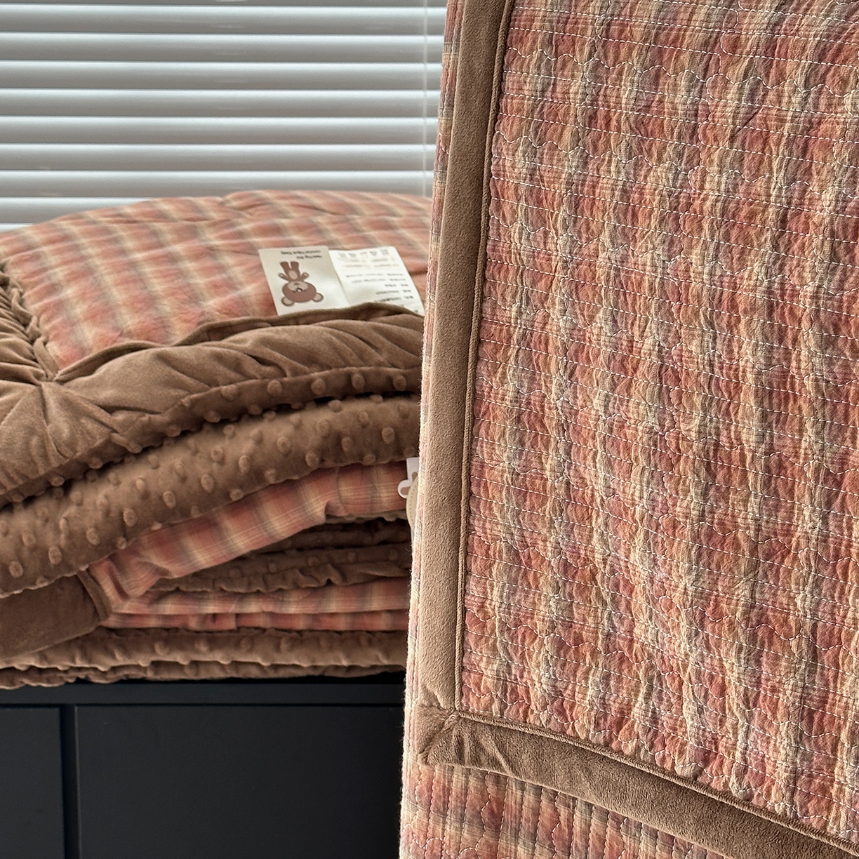 91家纺网 家纺一手货源 找家纺 佰织鑫家居 2025新款全棉纯棉色织水洗棉加绒床盖豆豆被四件套 云曲粉咖