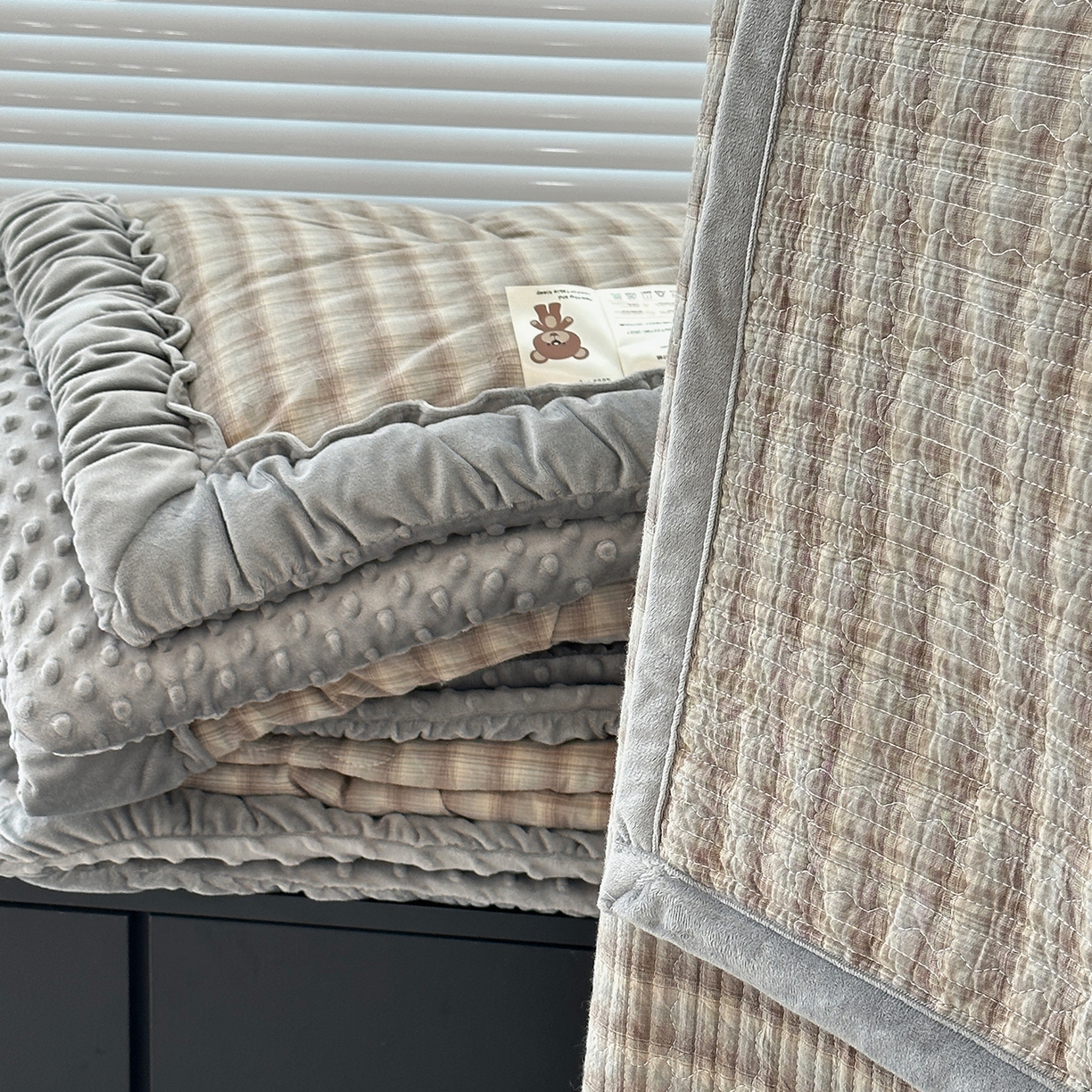 91家纺网 家纺一手货源 找家纺 佰织鑫家居 2025新款全棉纯棉色织水洗棉加绒床盖豆豆被四件套 云曲灰咖