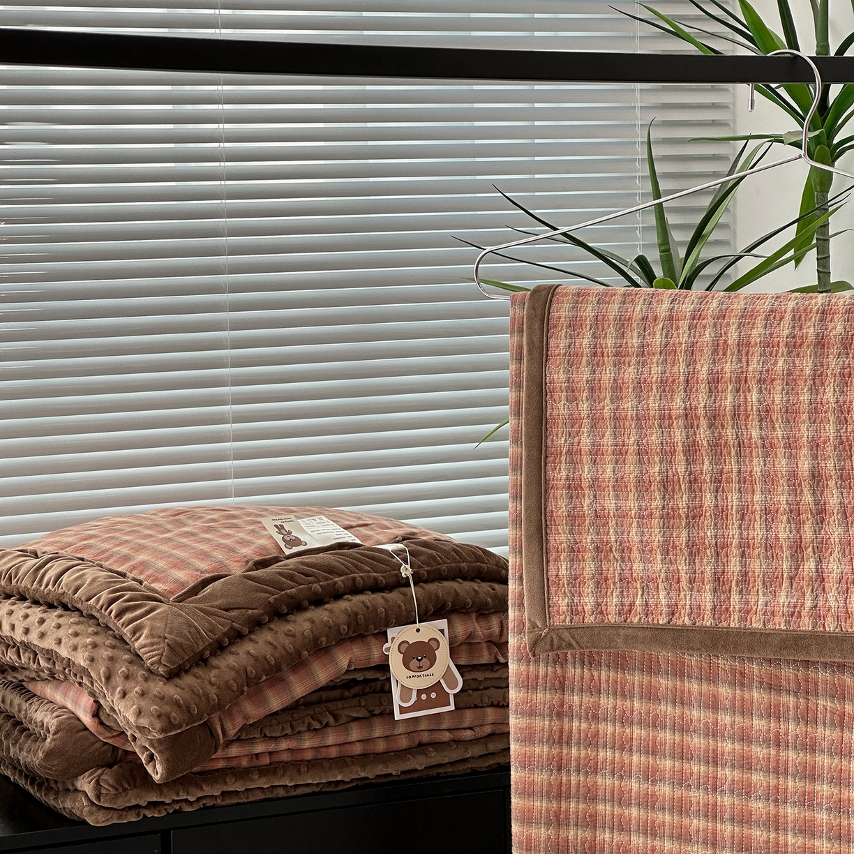 91家纺网 家纺一手货源 找家纺 佰织鑫家居 2025新款全棉纯棉色织水洗棉加绒床盖豆豆被四件套 云曲粉咖