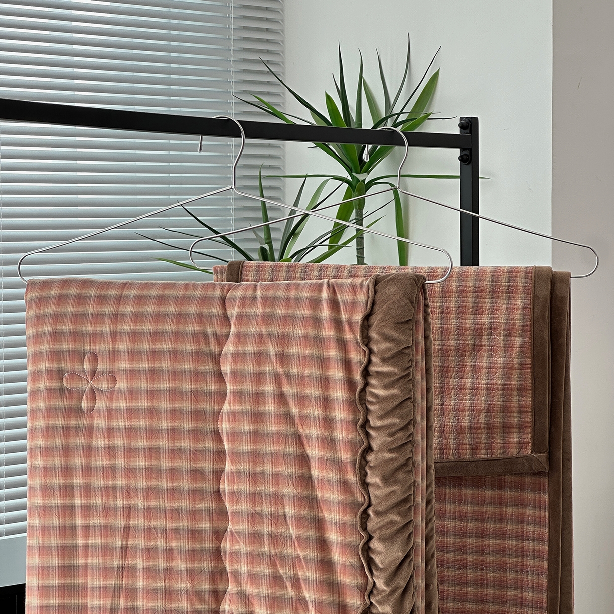 91家纺网 家纺一手货源 找家纺 佰织鑫家居 2025新款全棉纯棉色织水洗棉加绒床盖豆豆被四件套 云曲粉咖