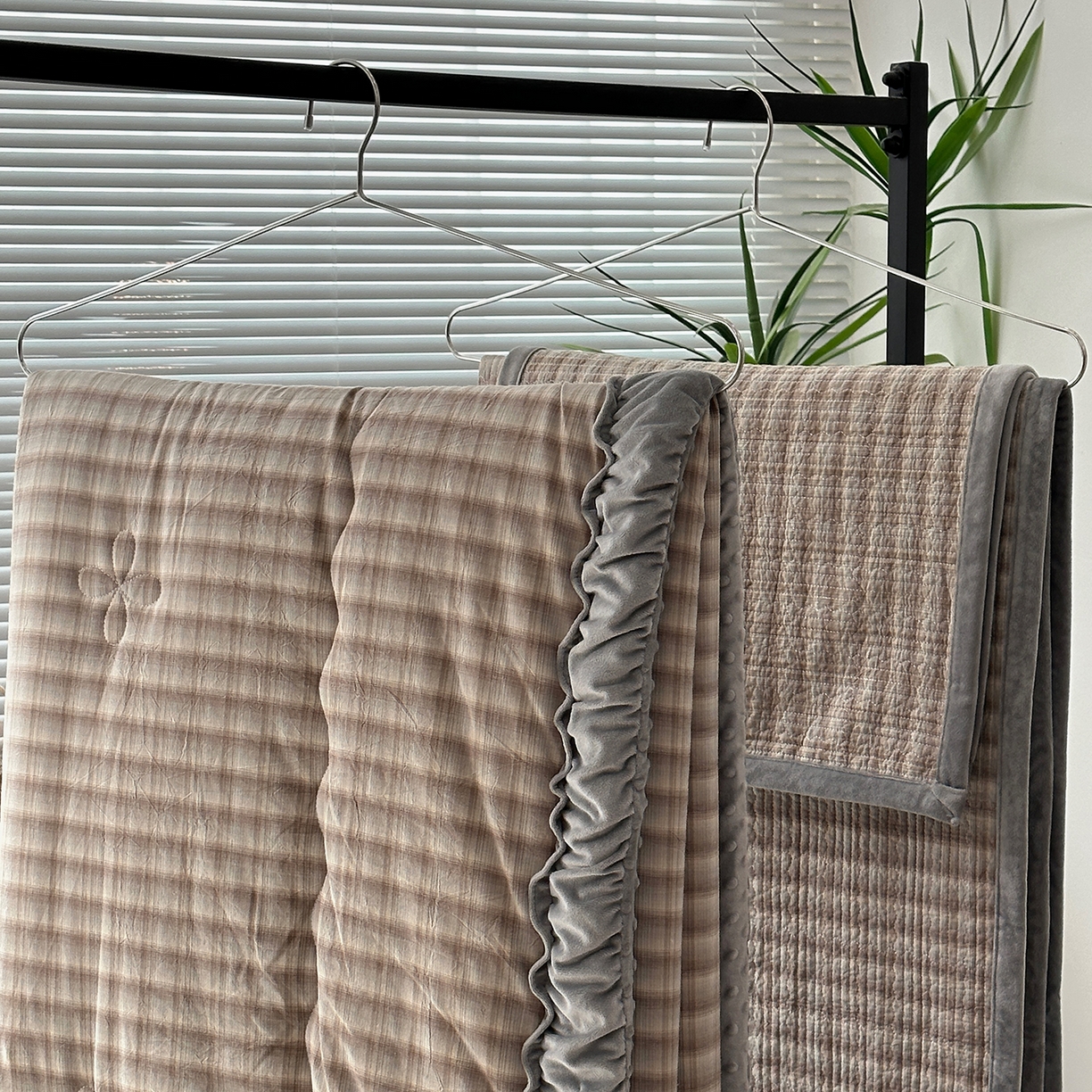 91家纺网 家纺一手货源 找家纺 佰织鑫家居 2025新款全棉纯棉色织水洗棉加绒床盖豆豆被四件套 云曲灰咖