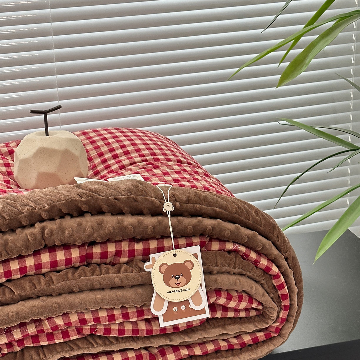 91家纺网 家纺一手货源 找家纺 佰织鑫家居 2025新款全棉纯棉色织水洗棉加绒床盖豆豆被四件套 小红格