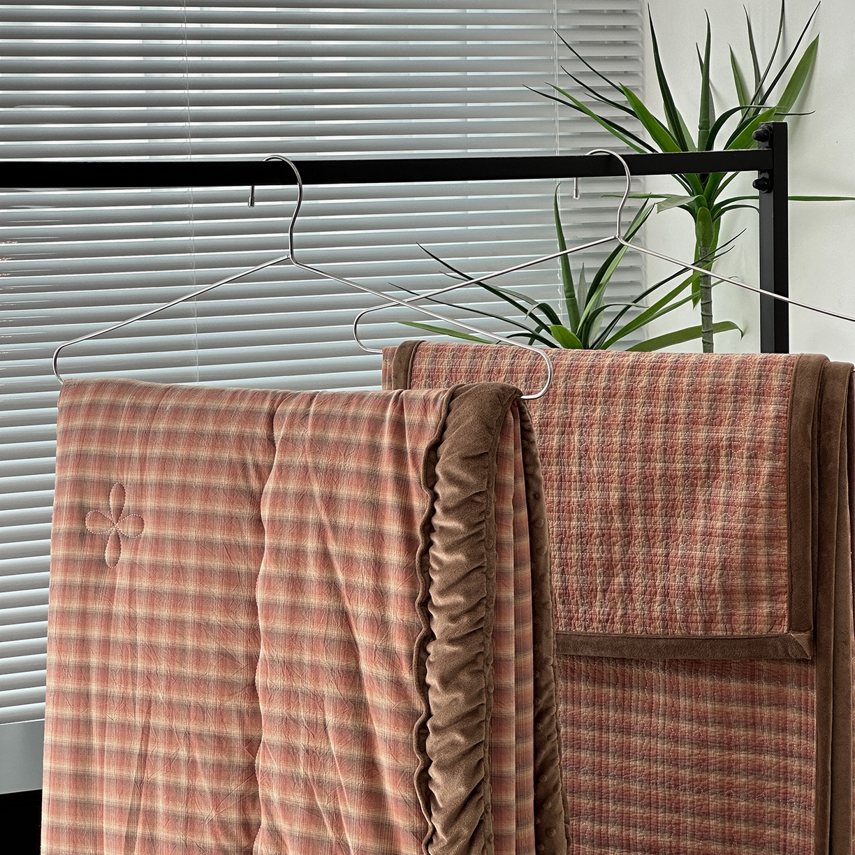 91家纺网 家纺一手货源 找家纺 佰织鑫家居 2025新款全棉纯棉色织水洗棉加绒床盖豆豆被四件套 云曲粉咖