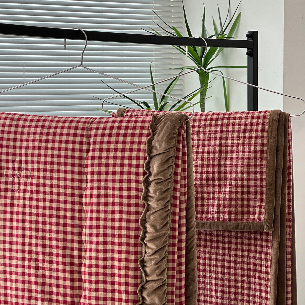 91家纺网 家纺一手货源 找家纺 佰织鑫家居 2025新款全棉纯棉色织水洗棉加绒床盖豆豆被四件套 小红格