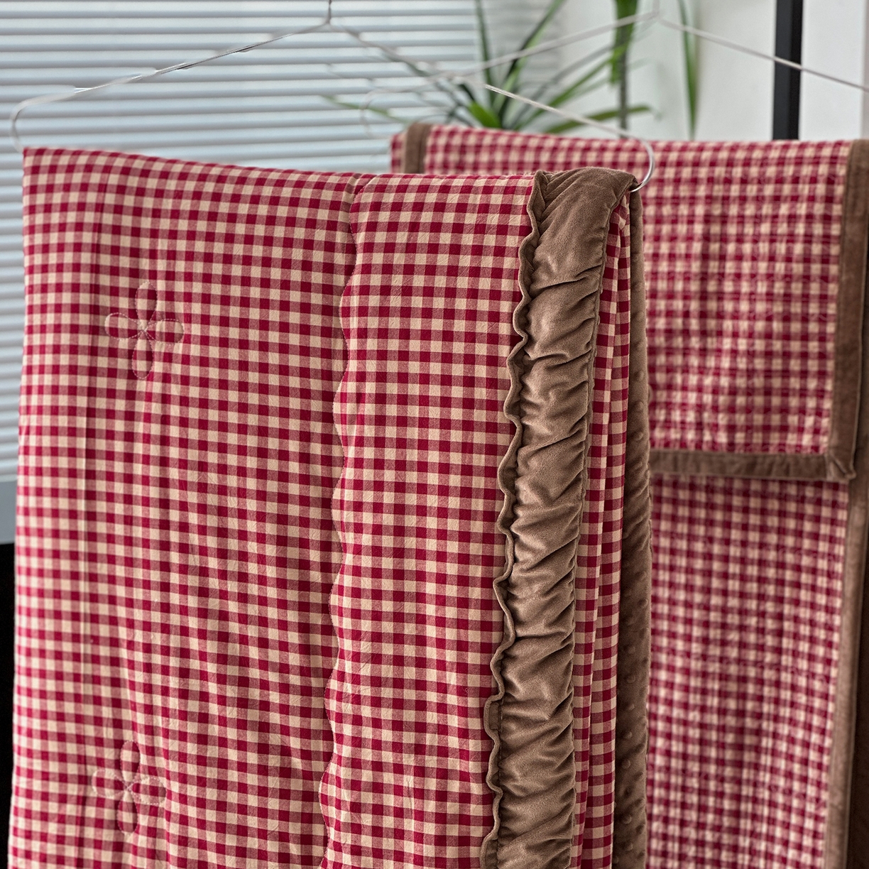 91家纺网 家纺一手货源 找家纺 佰织鑫家居 2025新款全棉纯棉色织水洗棉加绒床盖豆豆被四件套 小红格