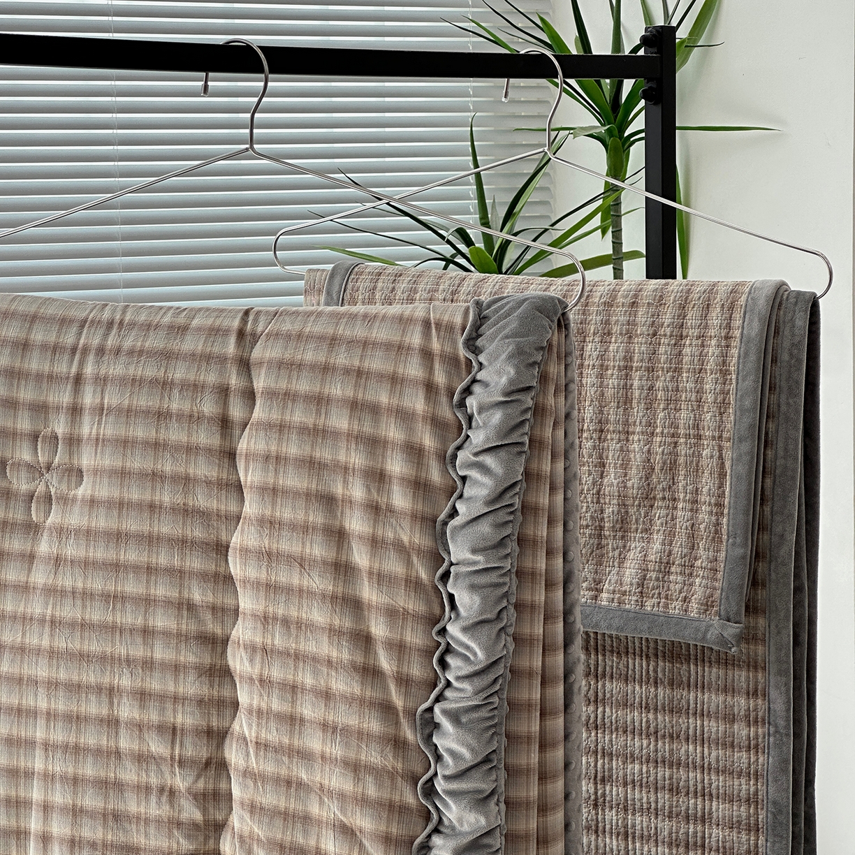 91家纺网 家纺一手货源 找家纺 佰织鑫家居 2025新款全棉纯棉色织水洗棉加绒床盖豆豆被四件套 云曲灰咖