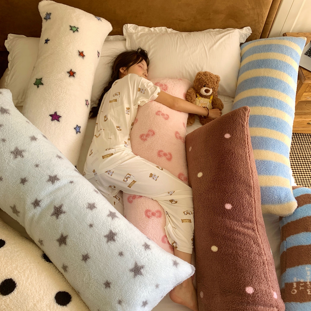 91家纺网 家纺一手货源 找家纺 桃喜 2025新款舒适亲肤摇粒绒长抱枕 组合图