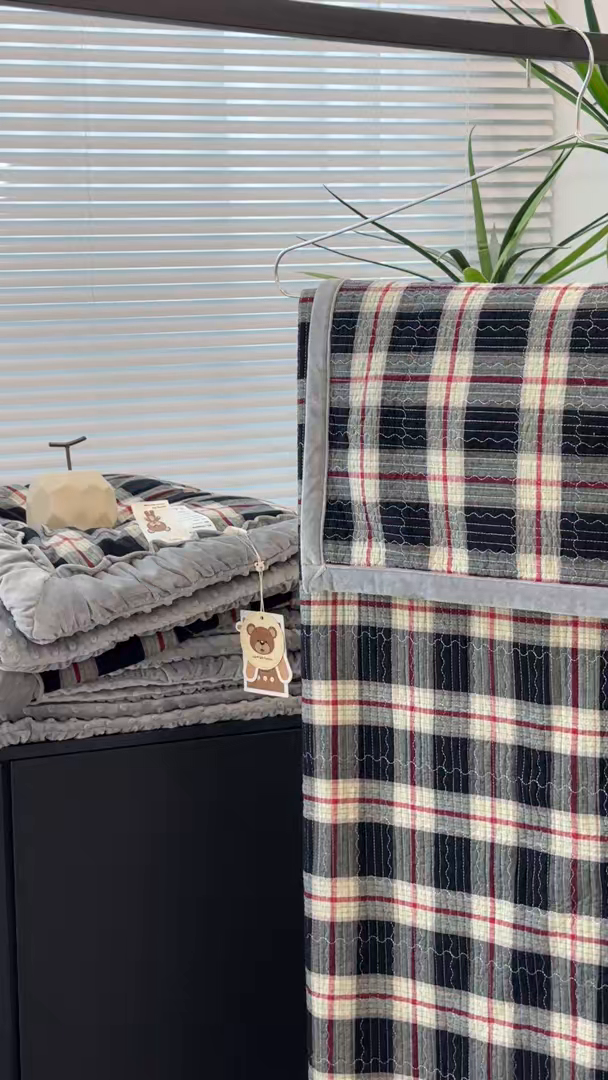 91家纺网 家纺一手货源 找家纺 佰织鑫家居 2025新款全棉纯棉色织水洗棉加绒床盖豆豆被四件套 木槿-黑