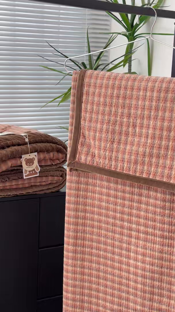 91家纺网 家纺一手货源 找家纺 佰织鑫家居 2025新款全棉纯棉色织水洗棉加绒床盖豆豆被四件套 云曲粉咖