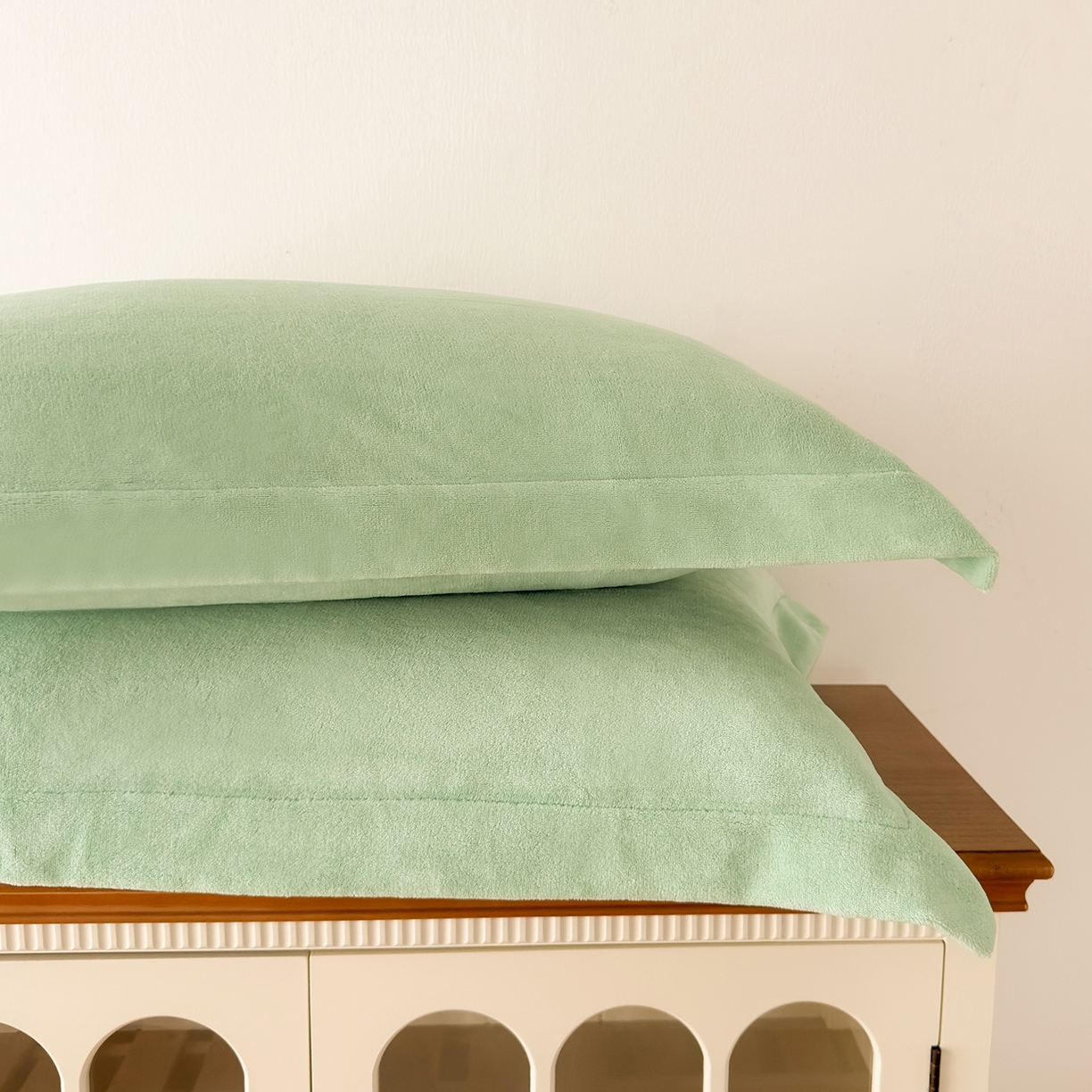 91家纺网 家纺一手货源 找家纺 （总）好阁家纺 2025新款200克牛奶绒纯色枕套