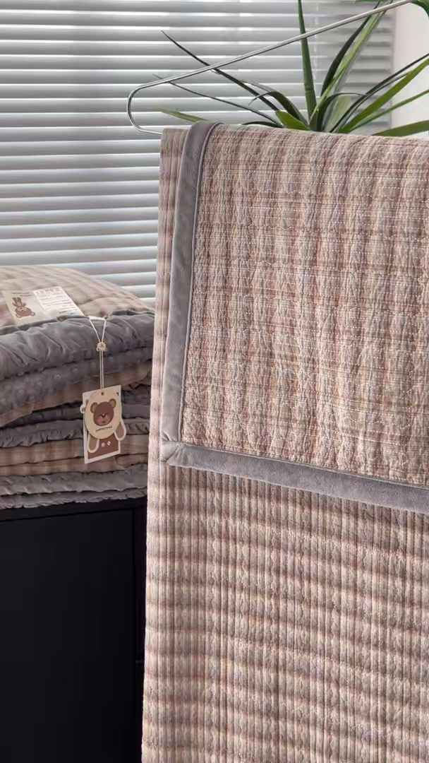 91家纺网 家纺一手货源 找家纺 佰织鑫家居 2025新款全棉纯棉色织水洗棉加绒床盖豆豆被四件套 云曲灰咖