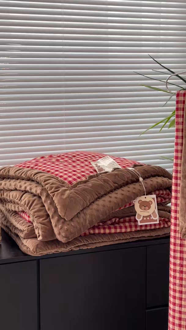 91家纺网 家纺一手货源 找家纺 佰织鑫家居 2025新款全棉纯棉色织水洗棉加绒床盖豆豆被四件套 小红格