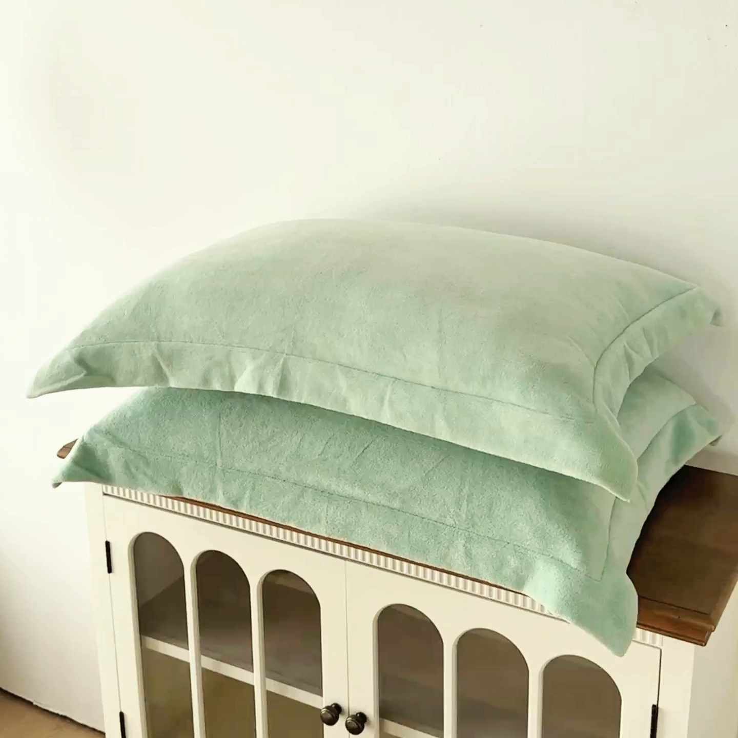 91家纺网 家纺一手货源 找家纺 好阁家纺 2025新款200克牛奶绒纯色枕套 艾绿