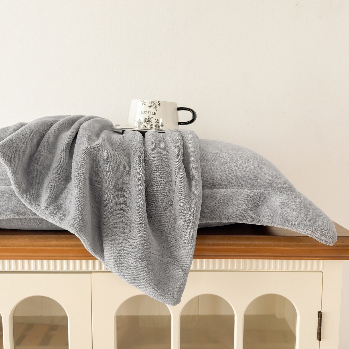 91家纺网 家纺一手货源 找家纺 好阁家纺 2025新款200克牛奶绒纯色枕套 冰川灰