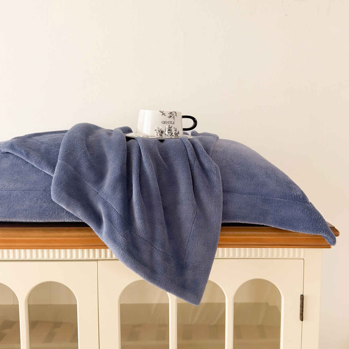 91家纺网 家纺一手货源 找家纺 好阁家纺 2025新款200克牛奶绒纯色枕套 藏蓝