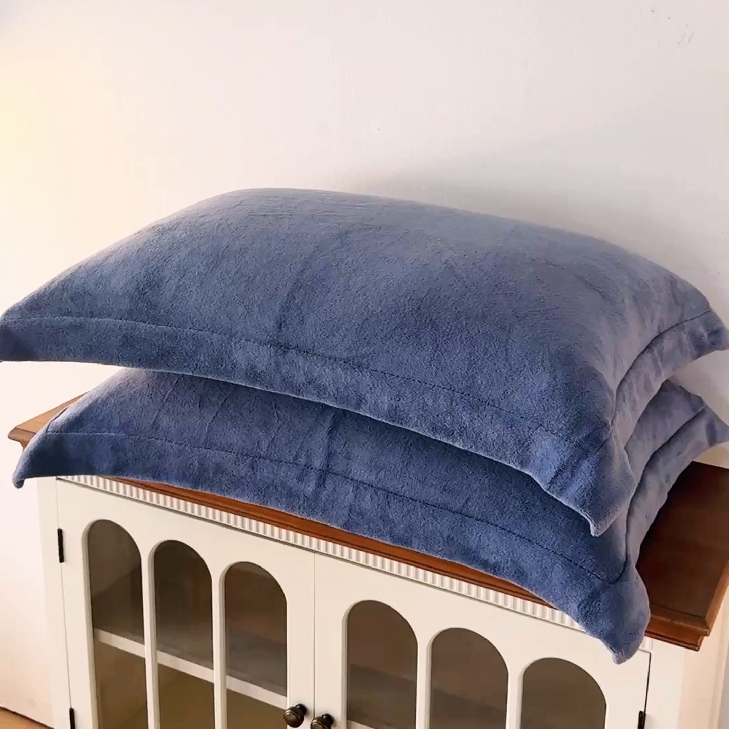 91家纺网 家纺一手货源 找家纺 好阁家纺 2025新款200克牛奶绒纯色枕套 藏蓝