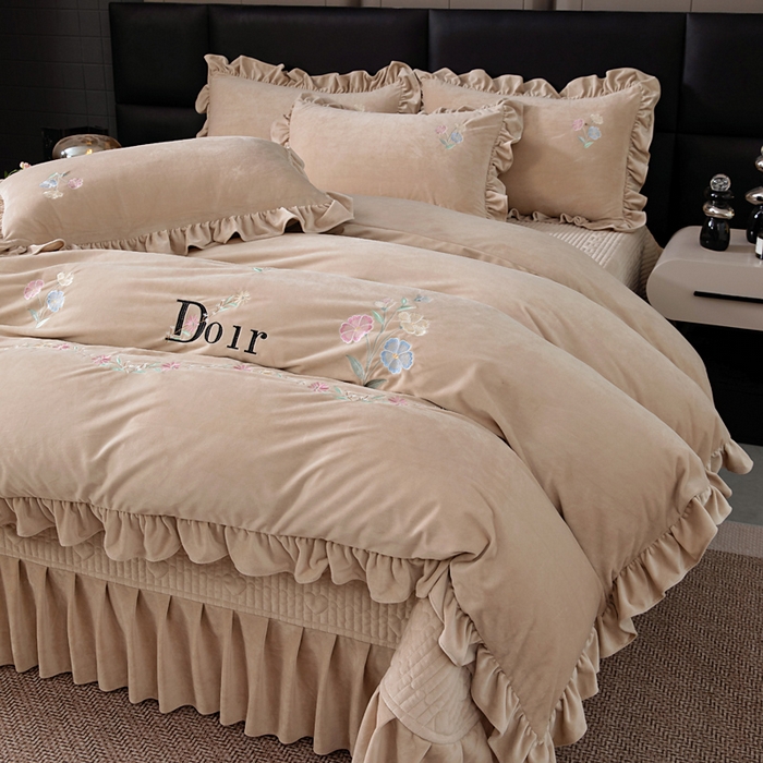 91家纺网 家纺一手货源 找家纺 畅畅家纺 2025新款宝宝绒绣花床盖四件套婴儿绒纯色牛奶绒四件套 卡其