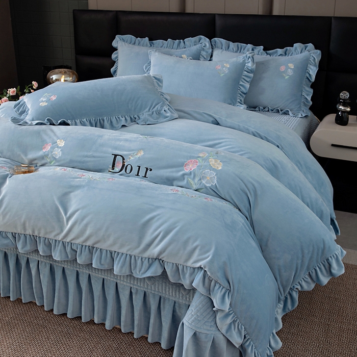 91家纺网 家纺一手货源 找家纺 畅畅家纺 2025新款宝宝绒绣花床盖四件套婴儿绒纯色牛奶绒四件套 湖蓝