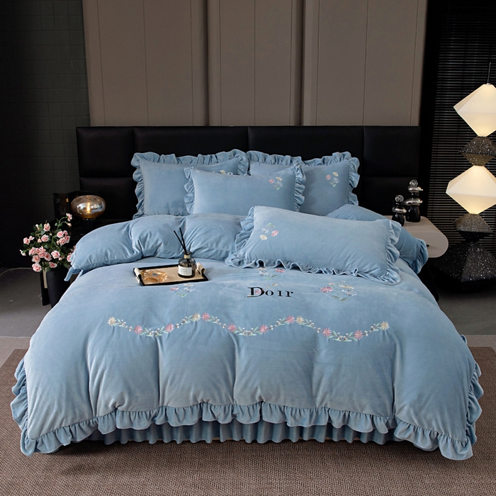 91家纺网 家纺一手货源 找家纺 畅畅家纺 2025新款宝宝绒绣花床盖四件套婴儿绒纯色牛奶绒四件套 湖蓝