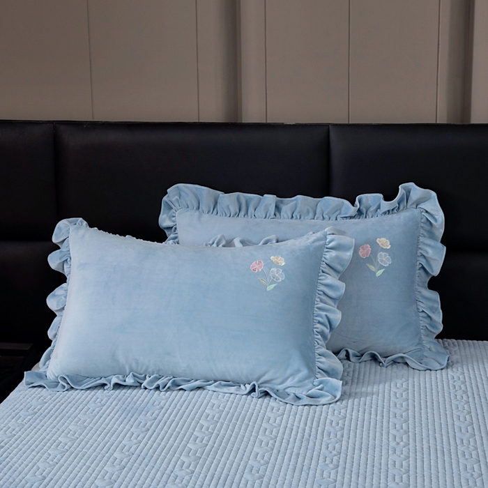 91家纺网 家纺一手货源 找家纺 畅畅家纺 2025新款宝宝绒绣花床盖四件套婴儿绒纯色牛奶绒四件套 湖蓝