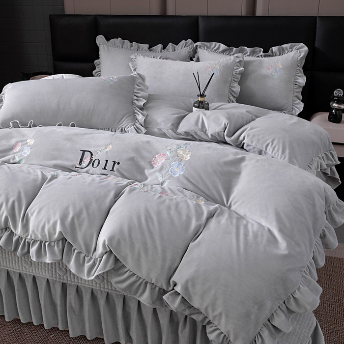 91家纺网 家纺一手货源 找家纺 畅畅家纺 2025新款宝宝绒绣花床盖四件套婴儿绒纯色牛奶绒四件套 灰色