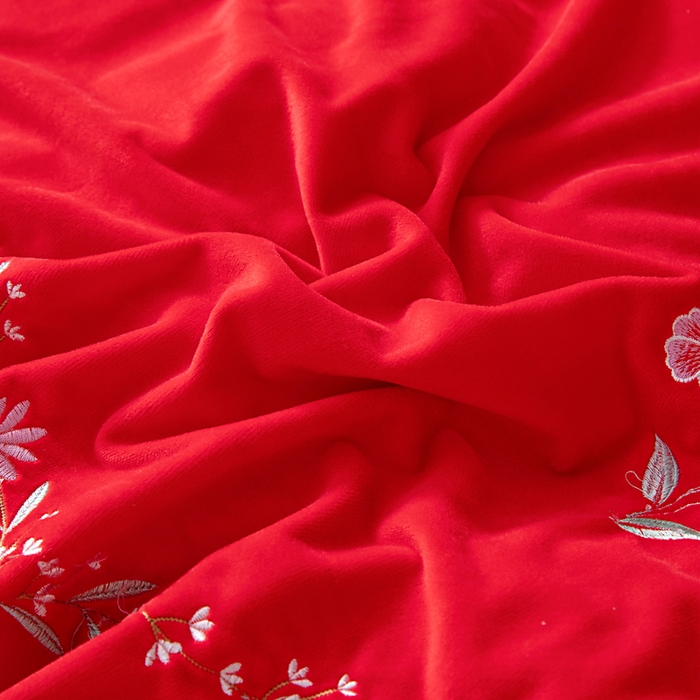 91家纺网 家纺一手货源 找家纺 畅畅家纺 2025新款宝宝绒绣花床盖四件套婴儿绒纯色牛奶绒四件套 红色