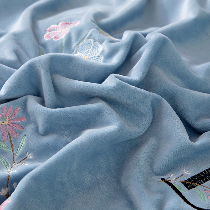 91家纺网 家纺一手货源 找家纺 畅畅家纺 2025新款宝宝绒绣花床盖四件套婴儿绒纯色牛奶绒四件套 湖蓝