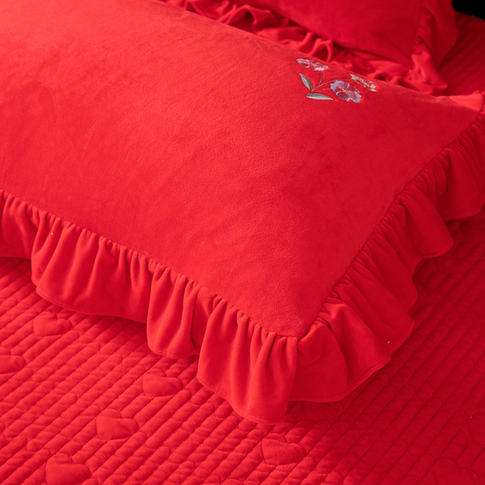 91家纺网 家纺一手货源 找家纺 畅畅家纺 2025新款宝宝绒绣花床盖四件套婴儿绒纯色牛奶绒四件套 红色