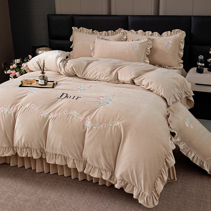 91家纺网 家纺一手货源 找家纺 畅畅家纺 2025新款宝宝绒绣花床盖四件套婴儿绒纯色牛奶绒四件套 卡其