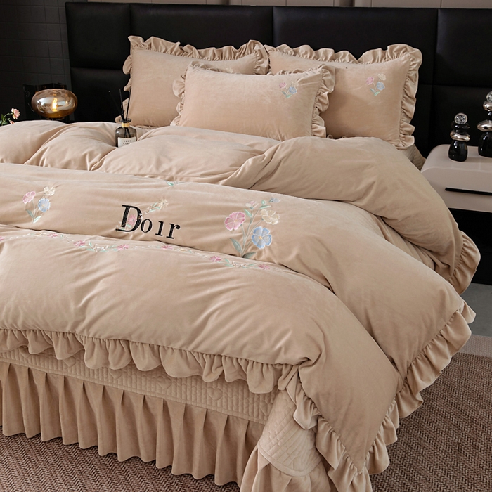 91家纺网 家纺一手货源 找家纺 畅畅家纺 2025新款宝宝绒绣花床盖四件套婴儿绒纯色牛奶绒四件套 卡其