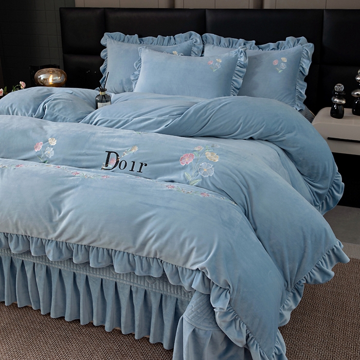 91家纺网 家纺一手货源 找家纺 畅畅家纺 2025新款宝宝绒绣花床盖四件套婴儿绒纯色牛奶绒四件套 湖蓝