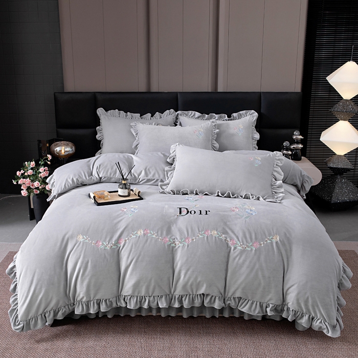 91家纺网 家纺一手货源 找家纺 畅畅家纺 2025新款宝宝绒绣花床盖四件套婴儿绒纯色牛奶绒四件套 灰色