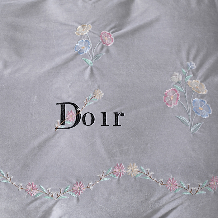 91家纺网 家纺一手货源 找家纺 畅畅家纺 2025新款宝宝绒绣花床盖四件套婴儿绒纯色牛奶绒四件套 灰色