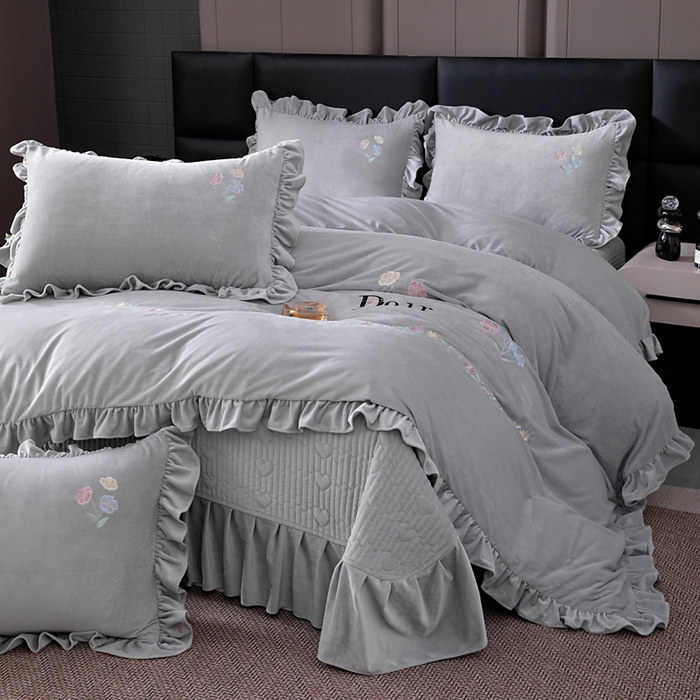 91家纺网 家纺一手货源 找家纺 畅畅家纺 2025新款宝宝绒绣花床盖四件套婴儿绒纯色牛奶绒四件套 灰色
