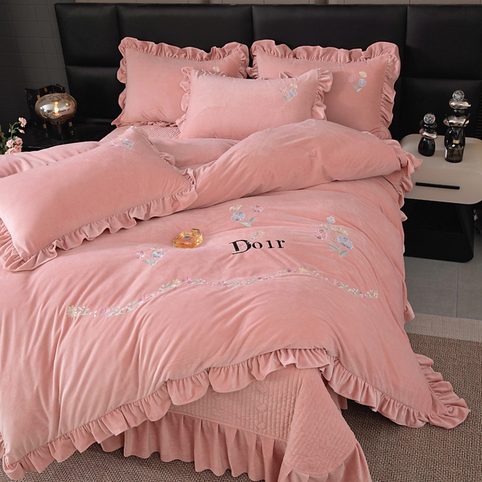 91家纺网 家纺一手货源 找家纺 畅畅家纺 2025新款宝宝绒绣花床盖四件套婴儿绒纯色牛奶绒四件套 粉色