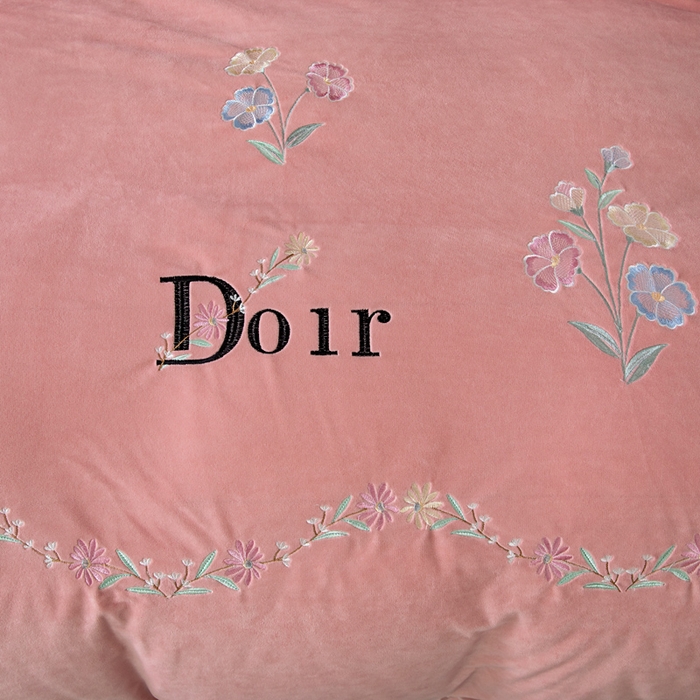 91家纺网 家纺一手货源 找家纺 畅畅家纺 2025新款宝宝绒绣花床盖四件套婴儿绒纯色牛奶绒四件套 粉色