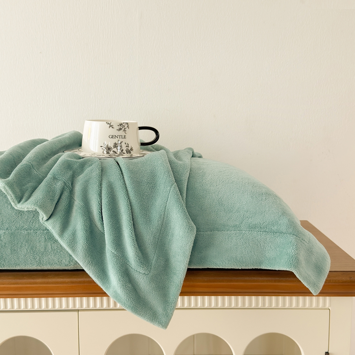 91家纺网 家纺一手货源 找家纺 好阁家纺 2025新款200克牛奶绒纯色枕套 豆绿