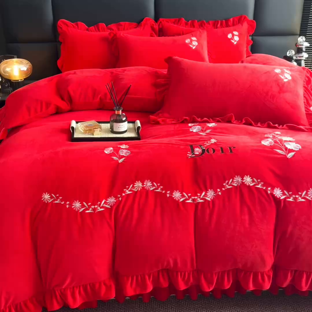 91家纺网 家纺一手货源 找家纺 畅畅家纺 2025新款宝宝绒绣花床盖四件套婴儿绒纯色牛奶绒四件套 红色