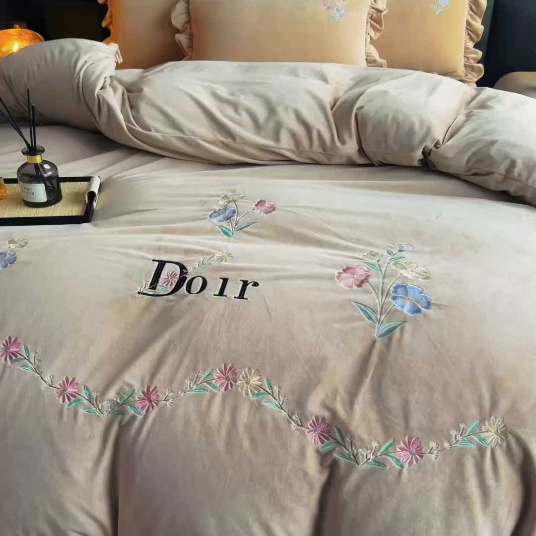 91家纺网 家纺一手货源 找家纺 畅畅家纺 2025新款宝宝绒绣花床盖四件套婴儿绒纯色牛奶绒四件套 卡其