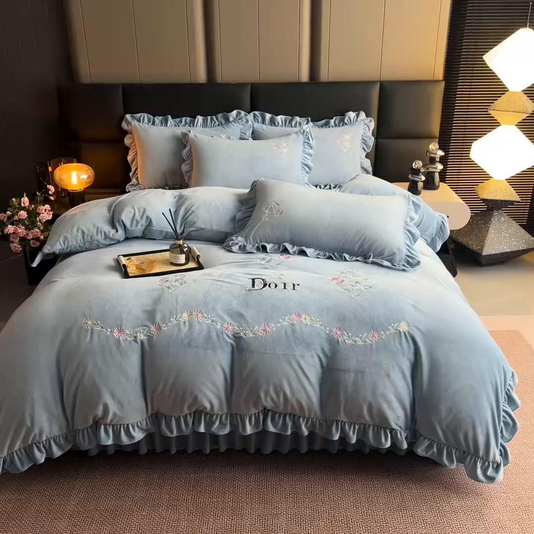 91家纺网 家纺一手货源 找家纺 畅畅家纺 2025新款宝宝绒绣花床盖四件套婴儿绒纯色牛奶绒四件套 湖蓝