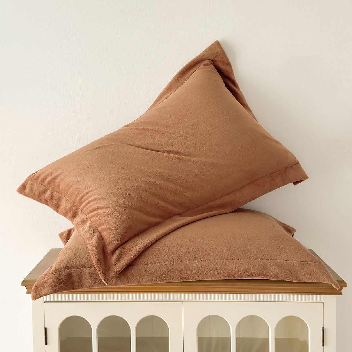 91家纺网 家纺一手货源 找家纺 好阁家纺 2025新款200克牛奶绒纯色枕套 焦糖