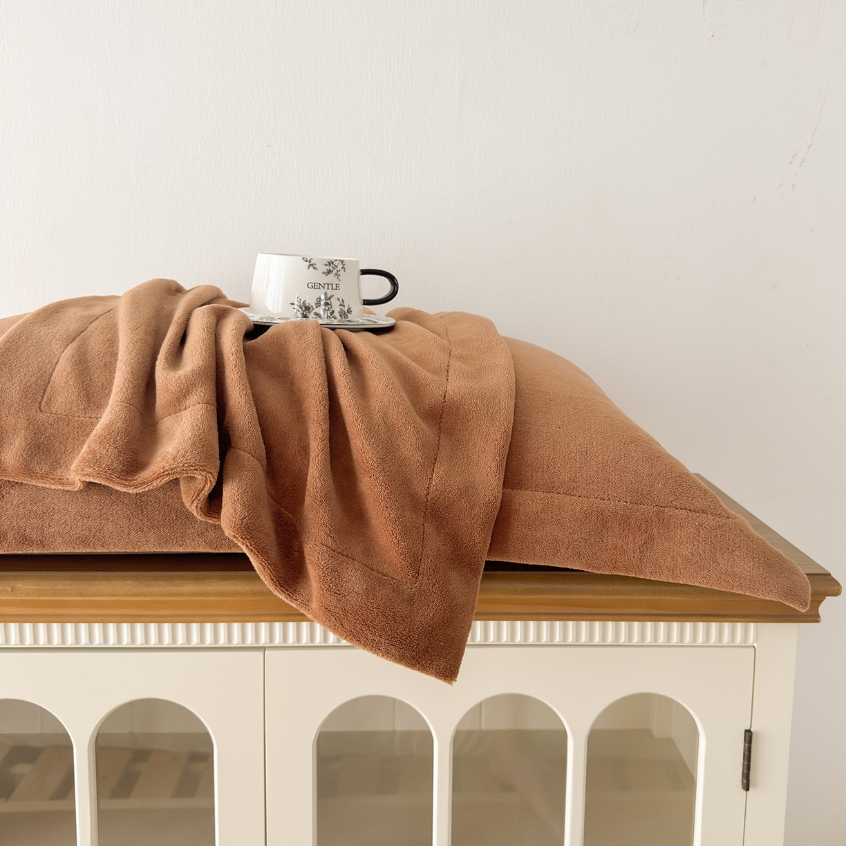 91家纺网 家纺一手货源 找家纺 好阁家纺 2025新款200克牛奶绒纯色枕套 焦糖