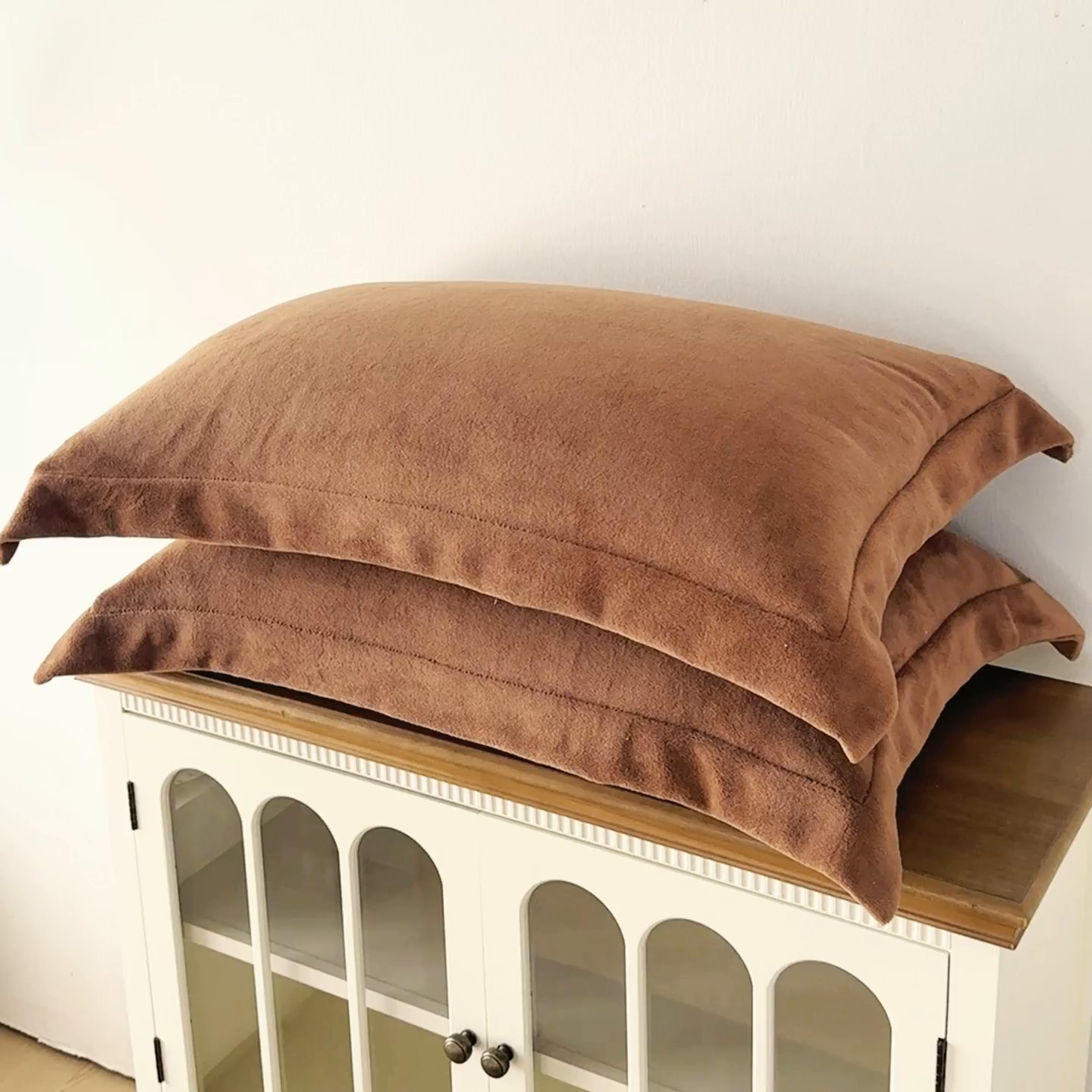 91家纺网 家纺一手货源 找家纺 好阁家纺 2025新款200克牛奶绒纯色枕套 焦糖