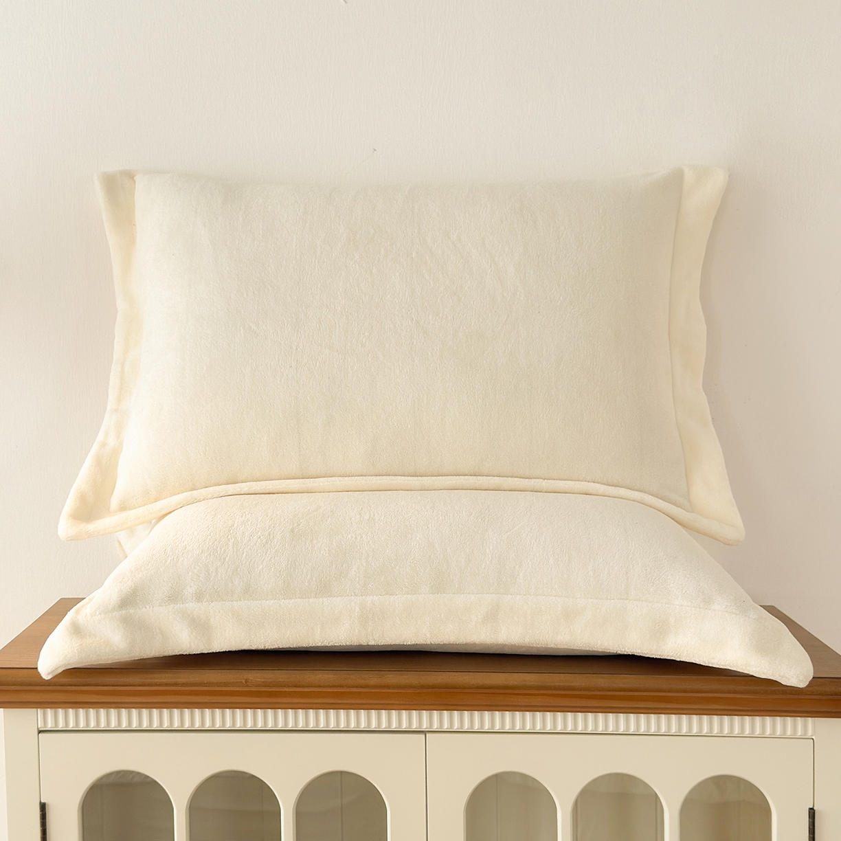 91家纺网 家纺一手货源 找家纺 好阁家纺 2025新款200克牛奶绒纯色枕套 奶芋白