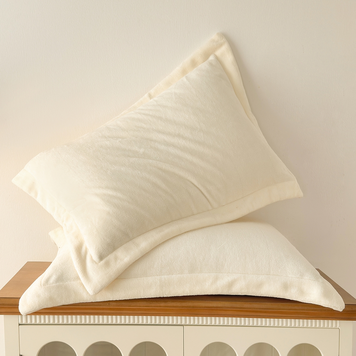 91家纺网 家纺一手货源 找家纺 好阁家纺 2025新款200克牛奶绒纯色枕套 奶芋白