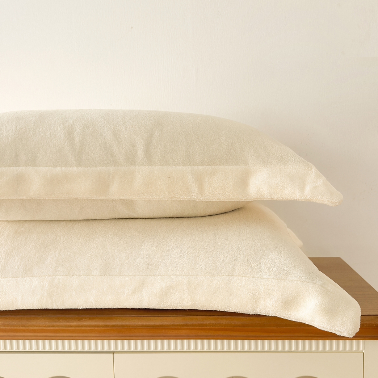 91家纺网 家纺一手货源 找家纺 好阁家纺 2025新款200克牛奶绒纯色枕套 奶芋白