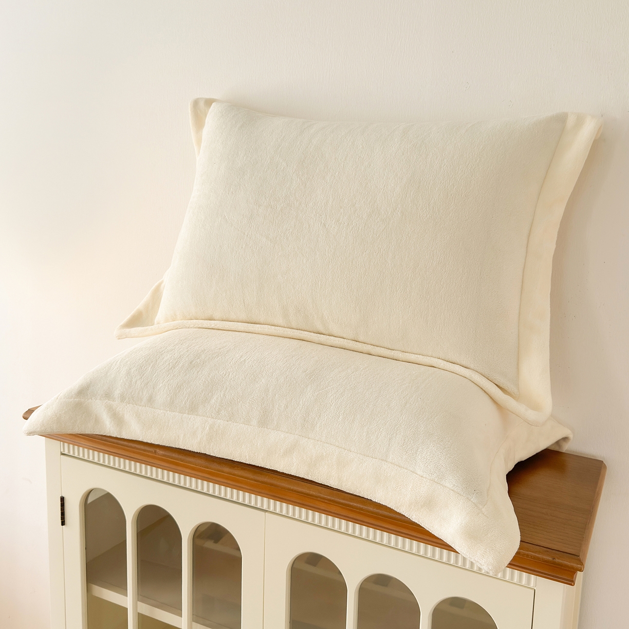 91家纺网 家纺一手货源 找家纺 好阁家纺 2025新款200克牛奶绒纯色枕套 奶芋白